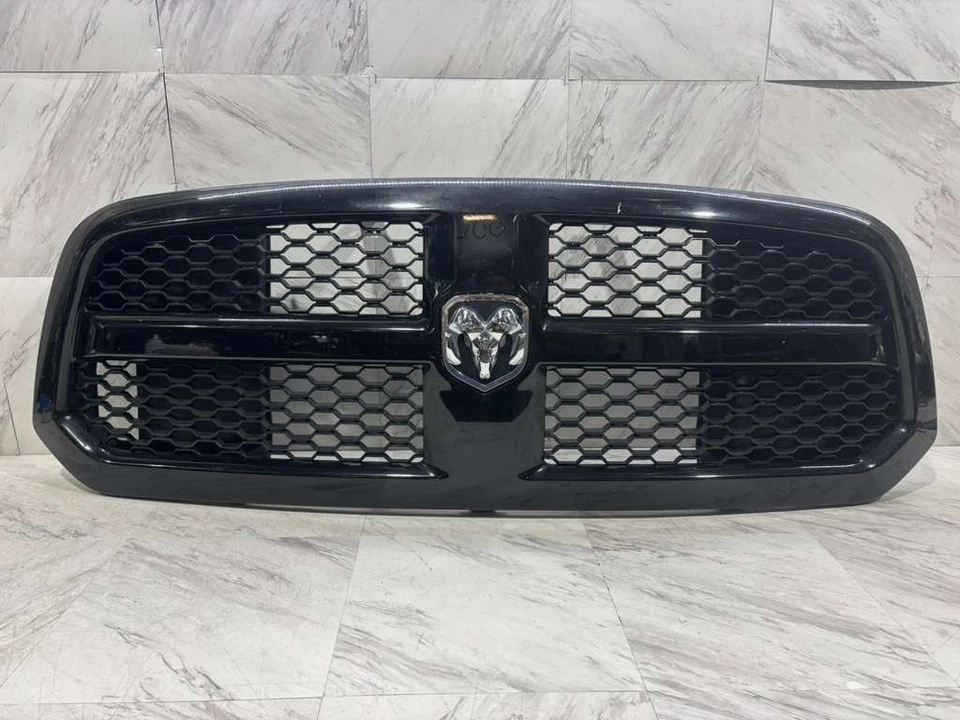 Dodge Ram 1500 2013-2018 montaje de rejilla OEM parrilla central delantera superior 13DSHC1010 Foto 1 de 4