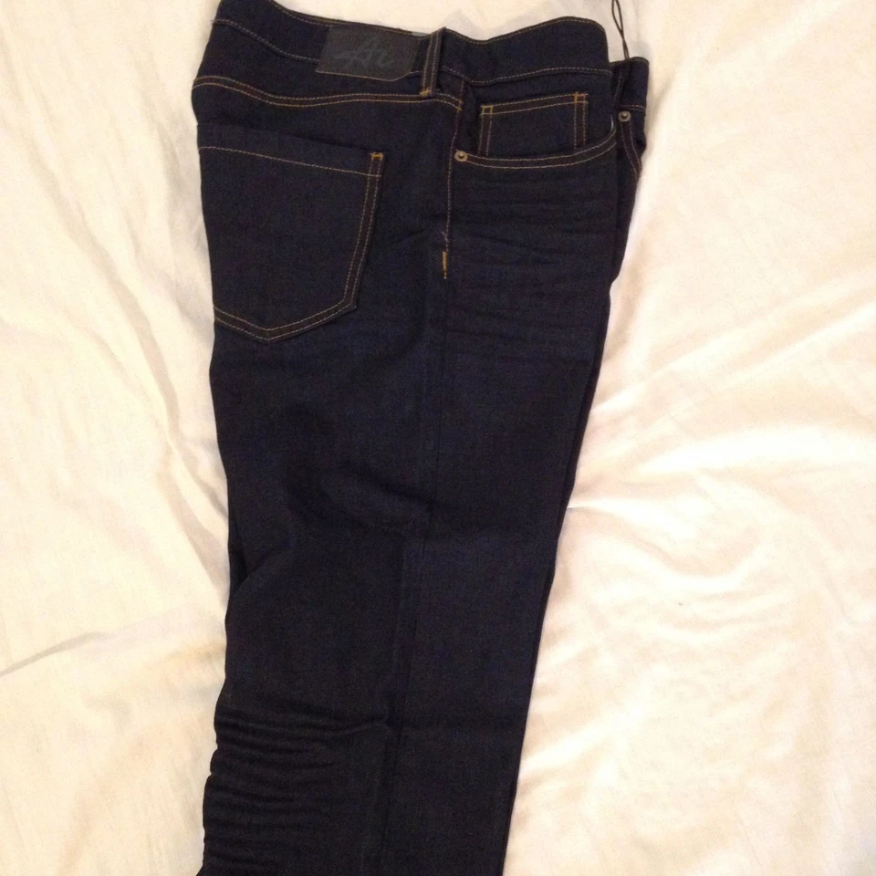 Ai/Authentic Icon: Pantalones de mezclilla de enjuague/lavado de resina índigo para hombre con costuras doradas en la parte superior Foto 1 de 4