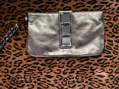 Muñequera clutch Melie Bianco plateada metálica Foto 1 de 4
