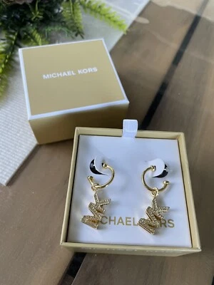Pendientes colgantes Michael Kors tono dorado Heritage logotipo MK con cristales con logotipo MK Foto 1 de 4