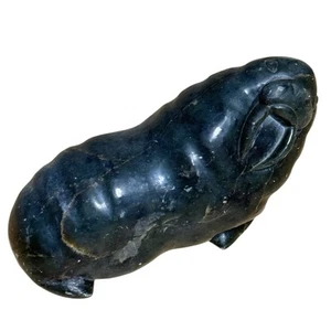 Inuit Speckstein Skulptur Walross Muskox dunkler Stein Kanada Schnitzerei signiert Inuktit - Bild 1 von 13