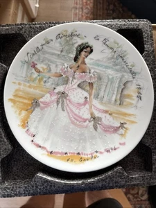 Placa Henri d'Arceau Limoges "Le Femmes Du Siecle" Scarlet en Crinoline-1865  - Imagen 1 de 2
