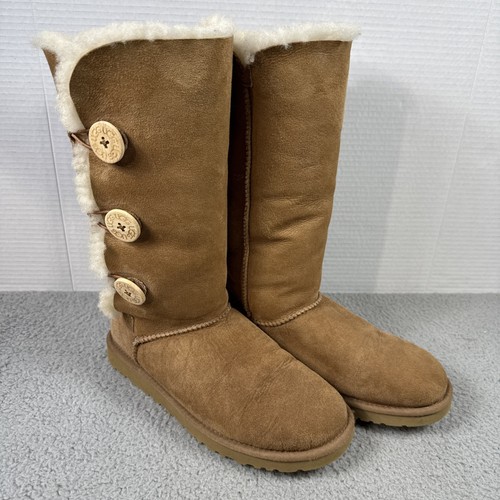 Stivali alti caldi UGG Bailey bottoni tripletta castagno pelle di pecora scamosciata donna taglia 8