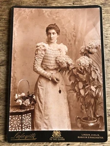 Photo ancienne femme aux hortensias portrait vers 1900 par Lafayette London - Foto 1 di 17