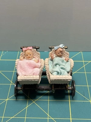 Cochecito de bebé doble Durham 1976 miniatura con bebés Hong Kong Foto 1 de 4