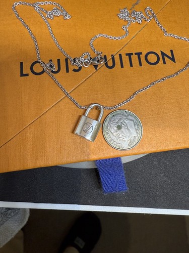 LOUIS VUITTON（LV） Collana Louis Vuitton Pandantif in argento 925 con lucchetto 19 5"