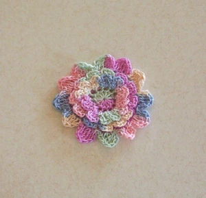 Gehäkelte Frühling Pastelltöne 3-lagig Mama Blumen Applikation klein Nähen  - Bild 1 von 2