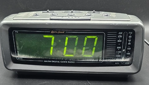 Lenoxx Sound Model CR-776 AM/FM Alarm Clock Radio Large LED Display Cover
