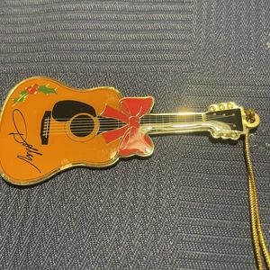 Orange Gitarre Weihnachtsschmuck mit Dolly Signatur 3" flach Metall - Bild 1 von 6