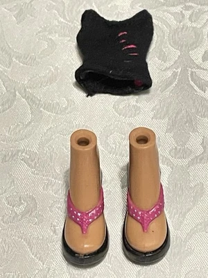Sandalias de cuña y top negro/rosa Bratz Treasures Yasmin Pirate Doll de repuesto Foto 1 de 4