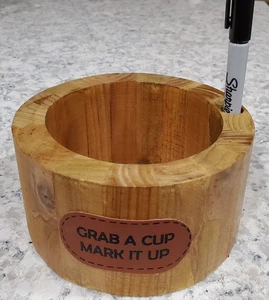 Portabicchieri monouso in legno con slot pennarello per festa ~ Afferra una tazza Mark It Up  - Foto 1 di 3