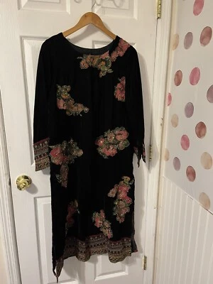 3pc Fancy Velvet Suit. Floral Patches With Pearl Embellishments. Foto 1 de 4