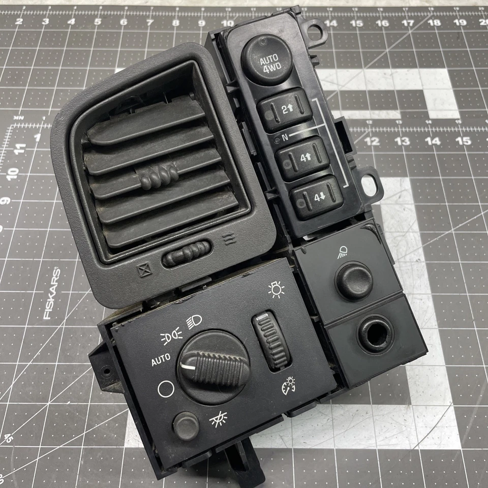 1999 2006 Silverado Sierra Headlight Cargo Fog 4X4 4WD Switch Assembly 15034164 - Image 1 of 4