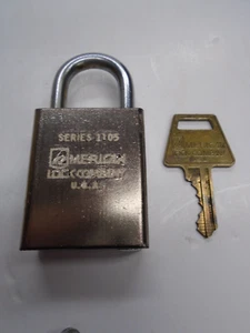 Vintage "AMERICAN LOCK CO." STEEL PADLOCK w/ KEY - Series 1105 - NO RUST! - Picture 1 of 12