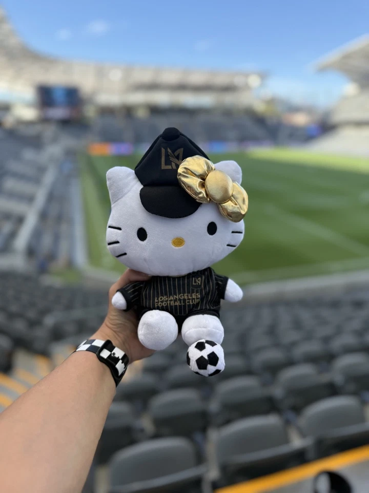 🐱🐱⚽️ MUÑECA DE PELUCHE LAFC HELLO KITTY 7/9/25 Los Angeles Football Club ⚽️🐱 🐱 Foto 1 de 1