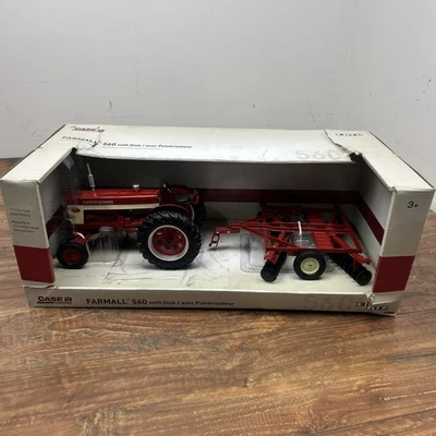 1/16 ERTL IH International Harvester Farmall 560 with Disk NEW IN BOX ZFN44223 * - Image 1 of 4