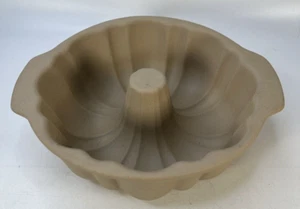 The Pampered Chef 10" Bundt Cake Pan Family Heritage Collection Stoneware - Picture 1 of 8