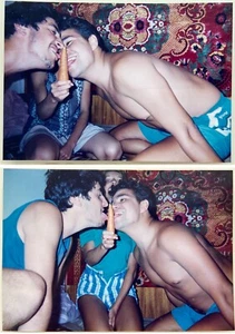Pareja cariñosa sin camisa hombres jugando besándose interés gay 2 fotos de colección - Imagen 1 de 5