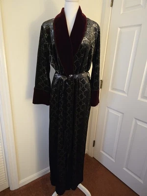 Bata de terciopelo brillante forrada con té de diamante negra/plateada/arándano talla (mediana) Foto 1 de 4