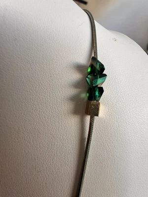 Collar de plata con brillo dorado de cristal de Swarovski verde esmeralda aurora boreal Foto 1 de 4