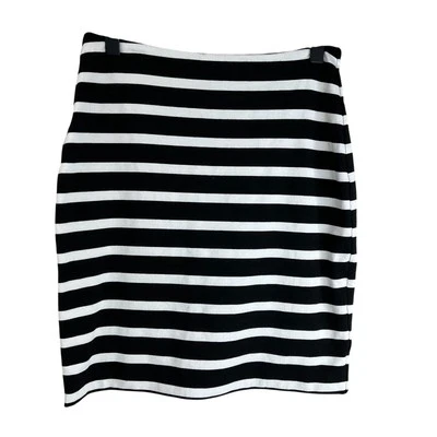 Falda a Rayas Torn Ronny Kobo M Cintura Elástica Negra Blanca Cápsula Clásica Preppy Foto 1 de 4