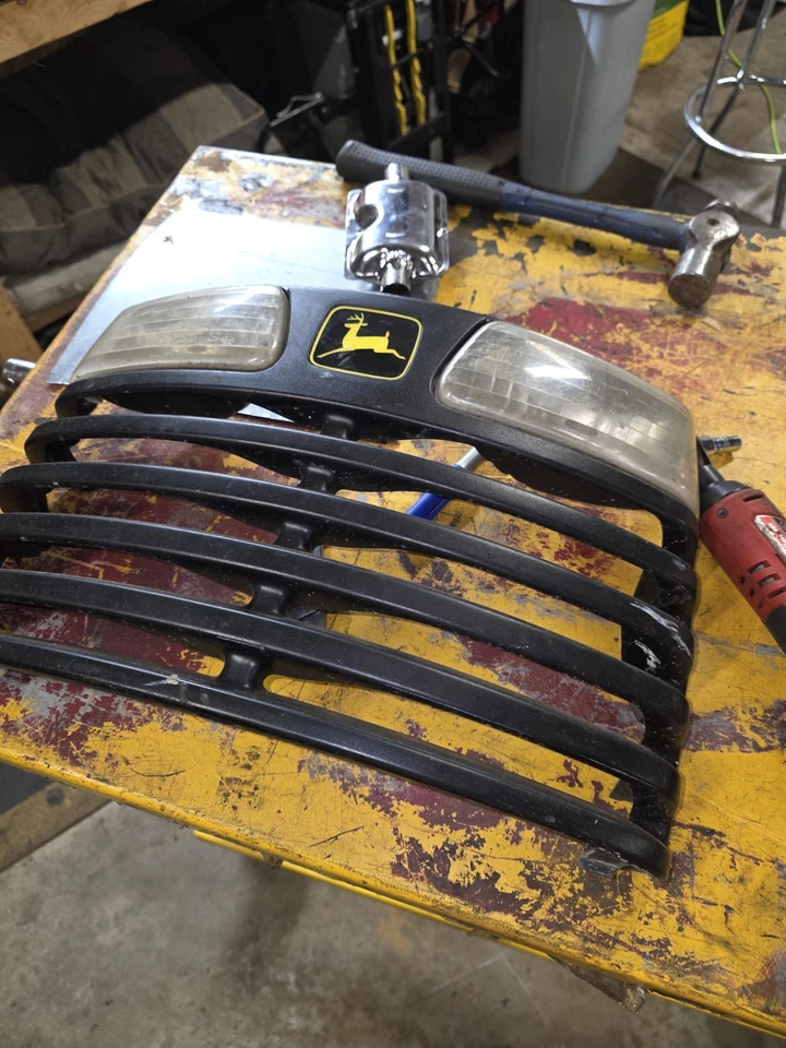John Deere LT133 LT150 LT155 LT160 LT170 LT180 Front Grille and Headlights - Image 1 of 3