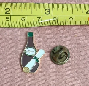 Vintage Olivengarten Weinflasche & Diplom Schriftrolle Mitarbeiter Schulung Anstecknadel - Bild 1 von 4