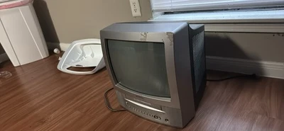 Toshiba MV13K2R 13" CRT Tube TV VCR Combo VHS Player Retro Gaming - Image 1 of 4
