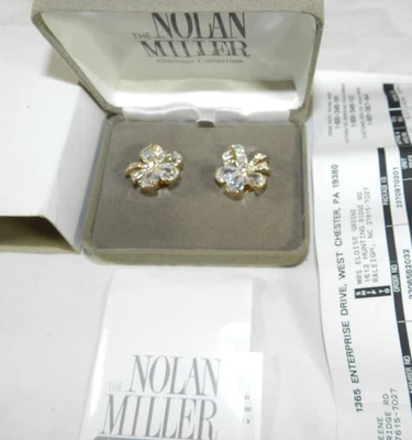 Nuevo con Caja - Pendientes de Clip Nolan Miller Esenciales Flor y Lazo - 1" de largo cada uno Foto 1 de 4