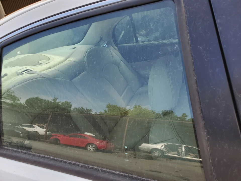 1998-1999-2000-2001-2002 LINCOLN CONTINENTAL RIGHT REAR DOOR GLASS - Image 1 of 1