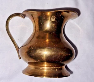 Jarra pequeña decorativa vintage de latón hecha en la India de 2,5" de alto - Imagen 1 de 4