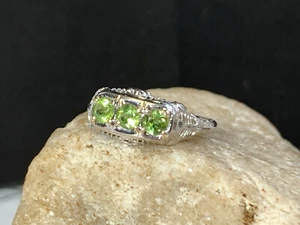 Vtg 18K White Gold Ring 2.32g Fine Jewelry Sz 8 Band Green Stone Round Prong - Picture 1 of 20