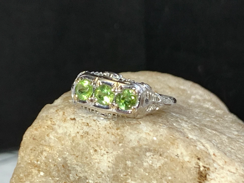 Vtg 18K White Gold Ring 2.32g Fine Jewelry Sz 8 Band Green Stone Round Prong - Image 1 of 4