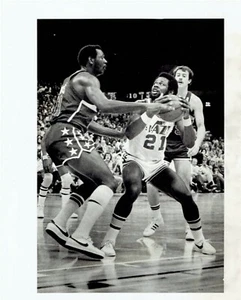 TYPE 1: 1979 Press Photo Bullets Basketball Elvin Hayes and Jazz Truck Robinson - Picture 1 of 2