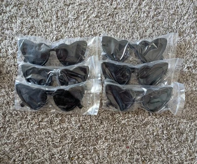 Lote de 6 óculos de sol preto em forma de coração novo no pacote POUPE DINHEIRO $💰💰💰💰💰💰💰💰 - Imagem 1 de 3