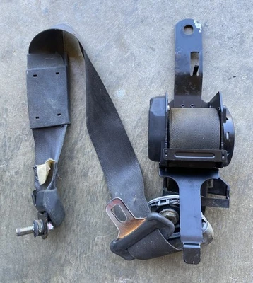 92-94 1993 MITSUBISHI MIRAGE SEDÁN CONDUCTOR IZQUIERDO CINTURÓN DE SEGURIDAD DELANTERO RETRACTOR GRIS Foto 1 de 4