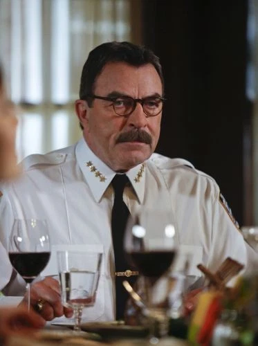 Blue Bloods Unsigned photo - Tom Selleck - Donation to Cancer Charity *195 - Bild 1 von 1