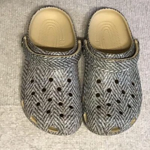 Crocs Classic Tweed Clog Sandalen Damen US Schuhe Größe M7/W9 Weizen - Bild 1 von 5