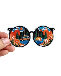 Brillen Camping Landschaft Reisen Aufnäher Stickerei Aufbügler Patch Applikation - Bild 1 von 3