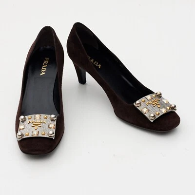 Zapatos de salón Prada de gamuza con adornos de cristal con logotipo talla EU 39 / US 9 Foto 1 de 4