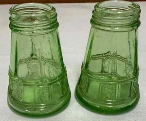 Vintage Depression Glass DORIC pattern Green Salt & Pepper Shakers - Picture 1 of 6