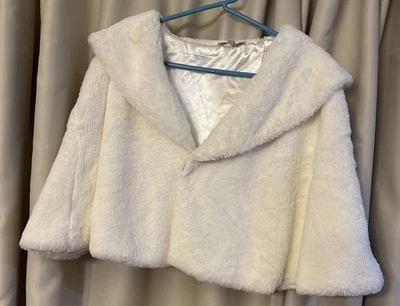 CAPA recortada de piel sintética blanca invierno boda Maria Gabrielle Plus 3x Foto 1 de 4