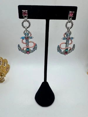 Pendientes colgantes de estrás con diseño de ancla con detalle de cuerda y piedras rosas Foto 1 de 4