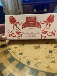 Versiegeltes Rose Luxus Bulgariens Geschenkset. 2 Glycerinseifen & Lippenbalsam. Exp. 2024 - Bild 1 von 6