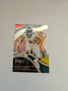 Panini Select 2023 - Club Level Devonta Smith #272 rojo y amarillo Prizm troquelado - Imagen 1 de 2
