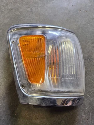 RF Passenger Front Side Marker Turn Signal Light 1992-1995 Toyota 4Runner - Image 1 of 3
