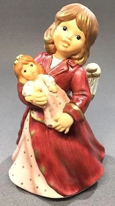 Neu im Karton Goebel (Hummel) Figur 8" hoch 5" breit bordeauxrot Engel mit Puppe - Bild 1 von 15