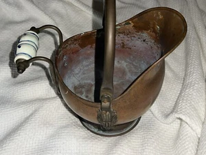 VINTAGE RAME & OTTONE CARBONE SCUVETTA DETTAGLI TESTA DI LEONE MANICI PORCELLANA Olanda #10A - Foto 1 di 10