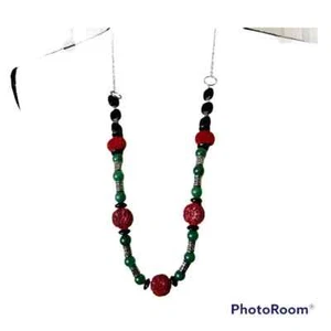 Collar de cuentas rojo verde negro con cadena en tono plateado - Imagen 1 de 4