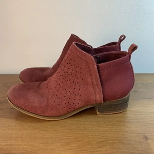 TOMS Womens Burgundy Red Suede Laser Cut Side Zip Ankle Bootie Size 7 - Picture 1 of 8